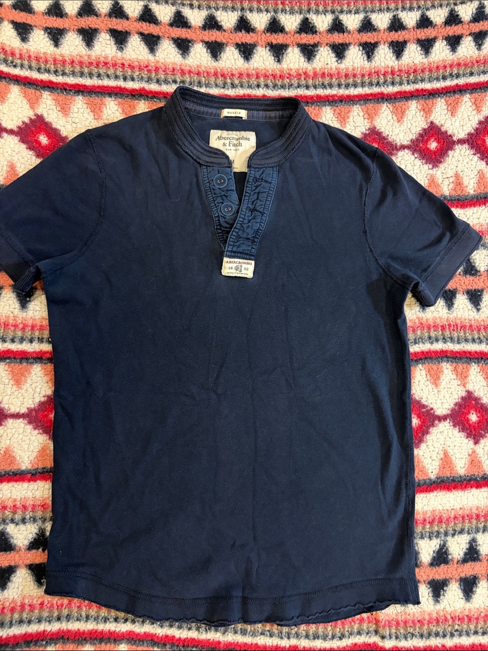 Abercrombie & Fitch Men’s Distressed Navy Short Sleeve Henley Tee sz Med